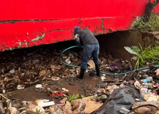  Retiran unas 60 toneladas de basura de un canal de drenaje en Villa del Caribe 