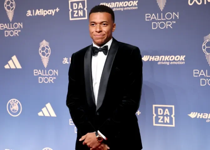  El futbolista francés Kylian Mbappe, a su llegada a la gala del Balón de Oro este lunes en Londres. EFE/ TOLGA AKMEN 
