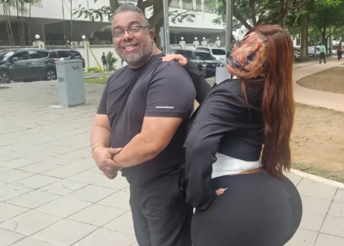  Eduardo Pinnock junto a Gracie Bon. 